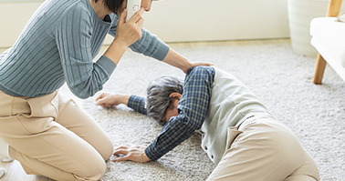 1702523185698189.png 安全穩(wěn)定難發(fā)現(xiàn)老人暈倒急救.png